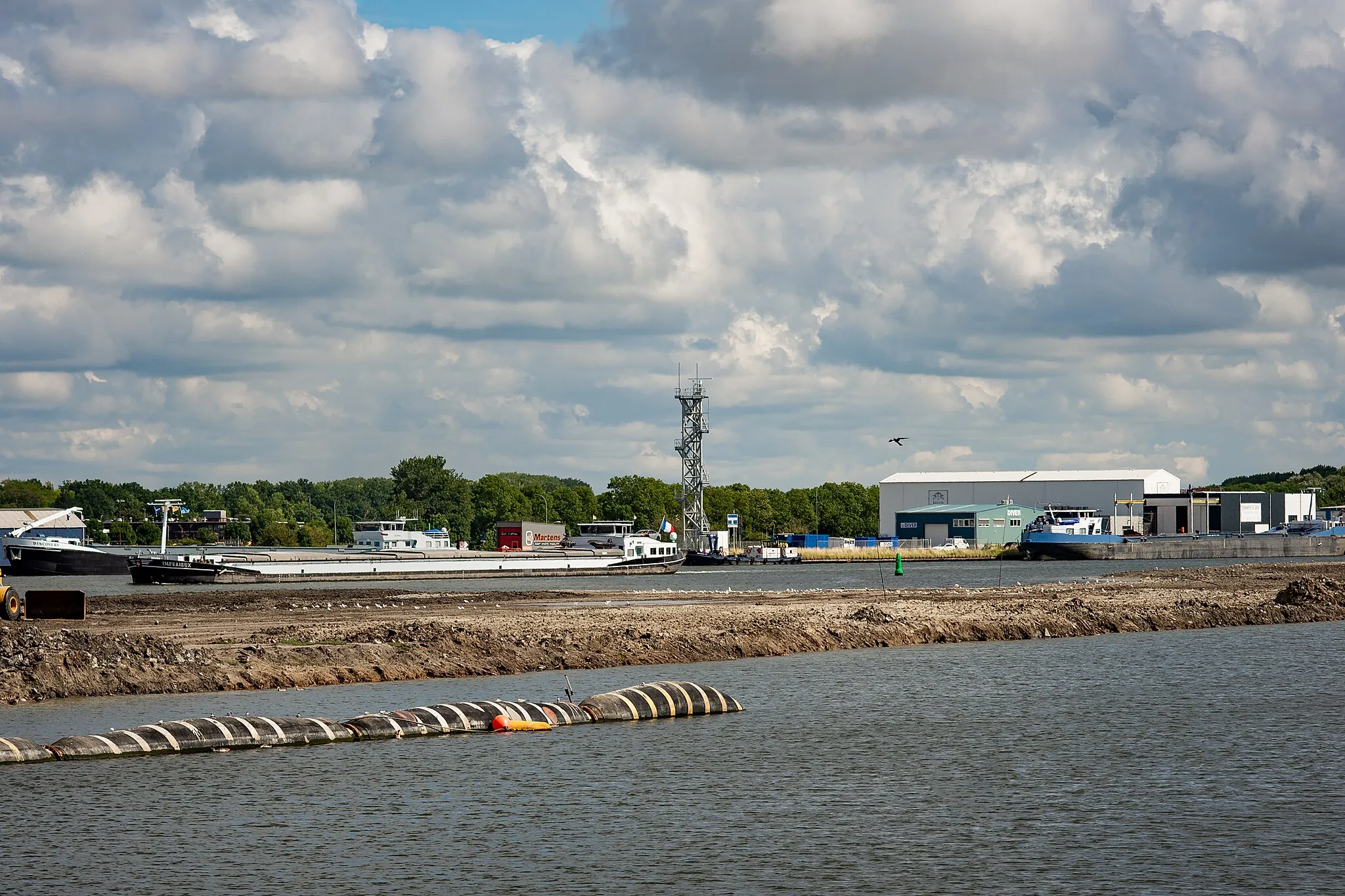 Photo showing: Terneuzen, Kanaal Gent-Terneuzen. Gezien vanaf de zeesluizen.