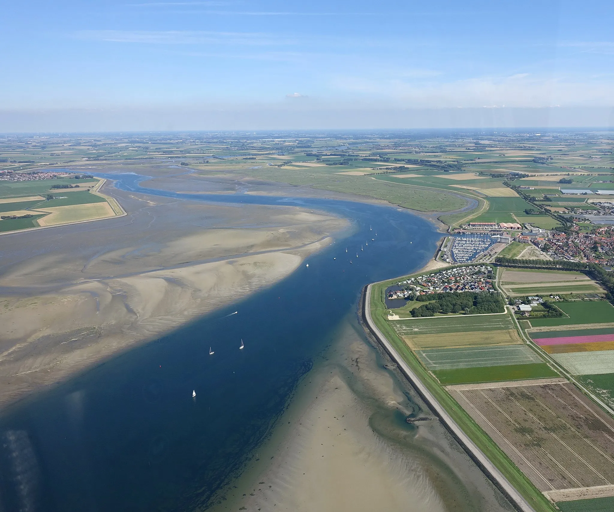 Photo showing: Aerial view of Krabbenkreek in Zeeland. The view is facing east. The town of Sint-Annaland is visible in the right of the photo, while the town of Sint Philipsland is in the top-left.