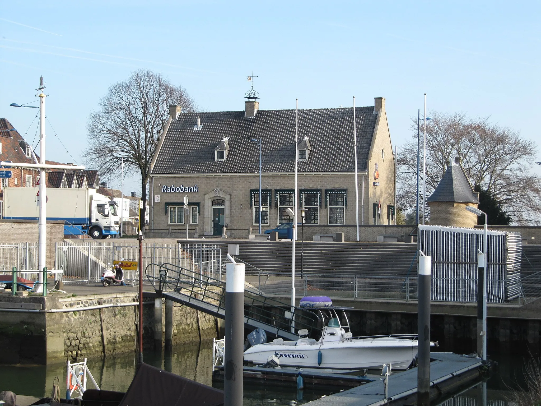 Photo showing: Alblasserdam, haven en dam, Rabobank, voormalig (of nieuw gebouwd) polderhuis, Dam 65