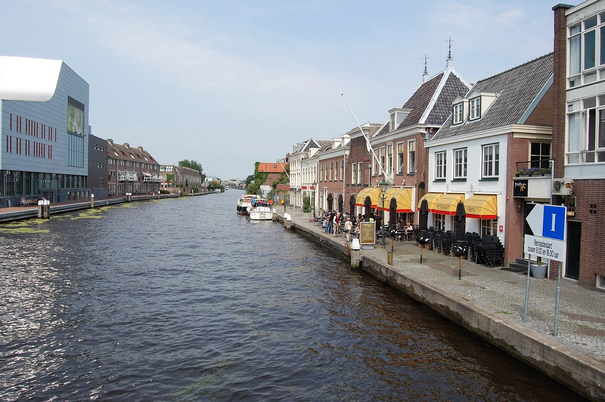 Photo showing: De kortdurende mogelijkheid voor aanleg van jachten in het centrum van Alphen aan den Rijn.