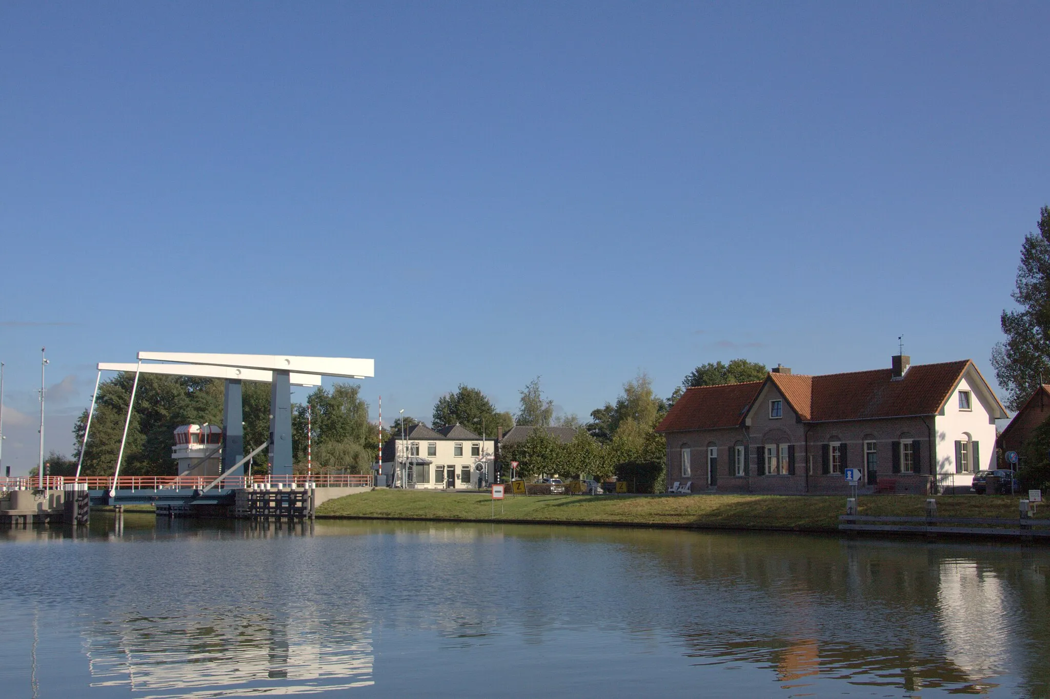 Photo showing: Zicht op een deel van het Merwedekanaal met de Rijksstraatwegbrug bij Arkel in de gemeente Molenlanden