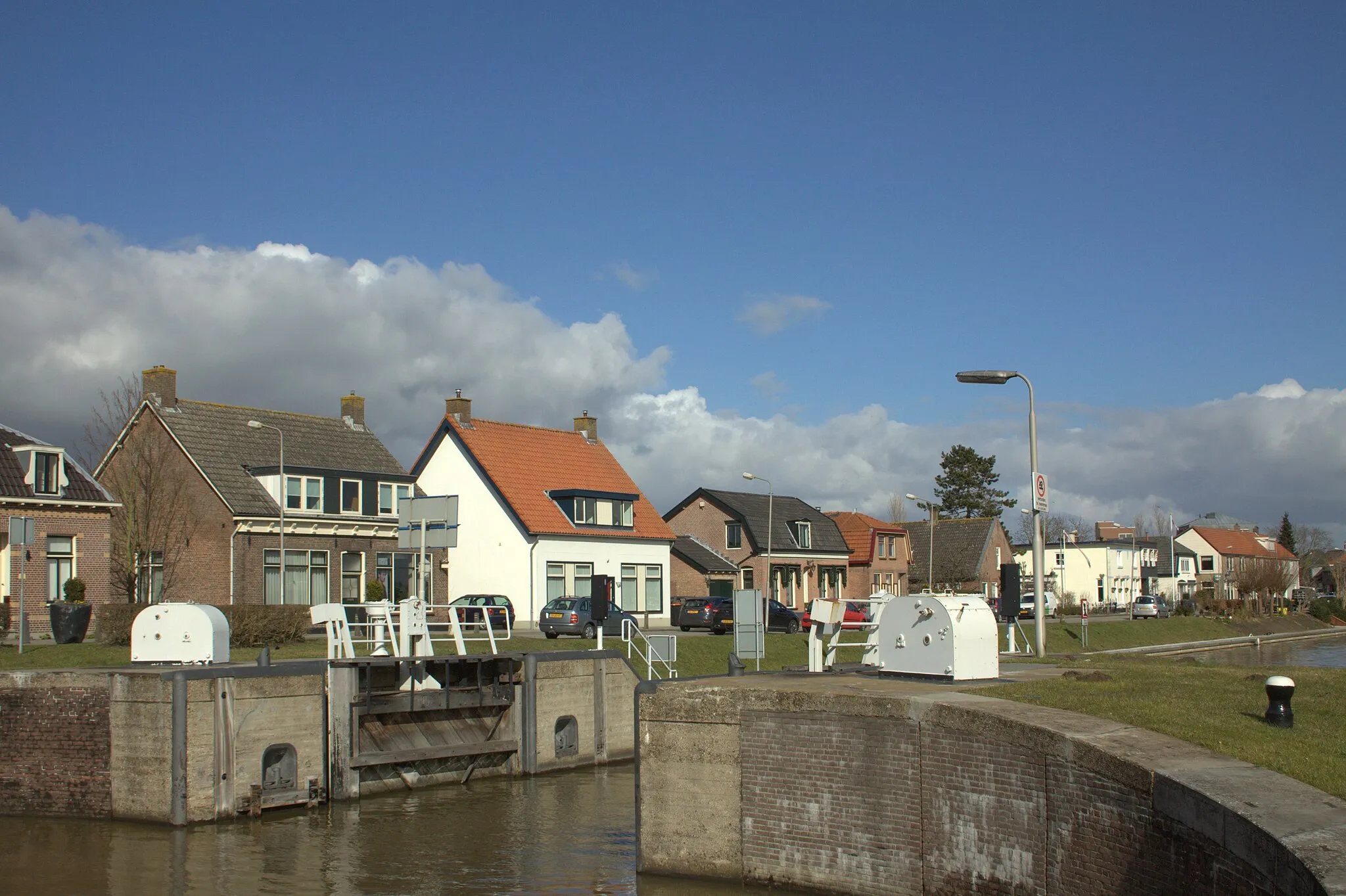 Photo showing: De Dam gezien vanaf de sluis aan de kant van de Sluisweg in Arkel.
