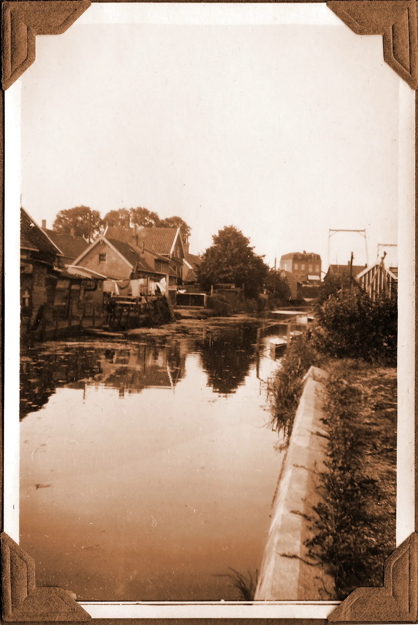 Photo showing: Afwateringssloot tussen Dijkje en Paul Krugerstraat 1930