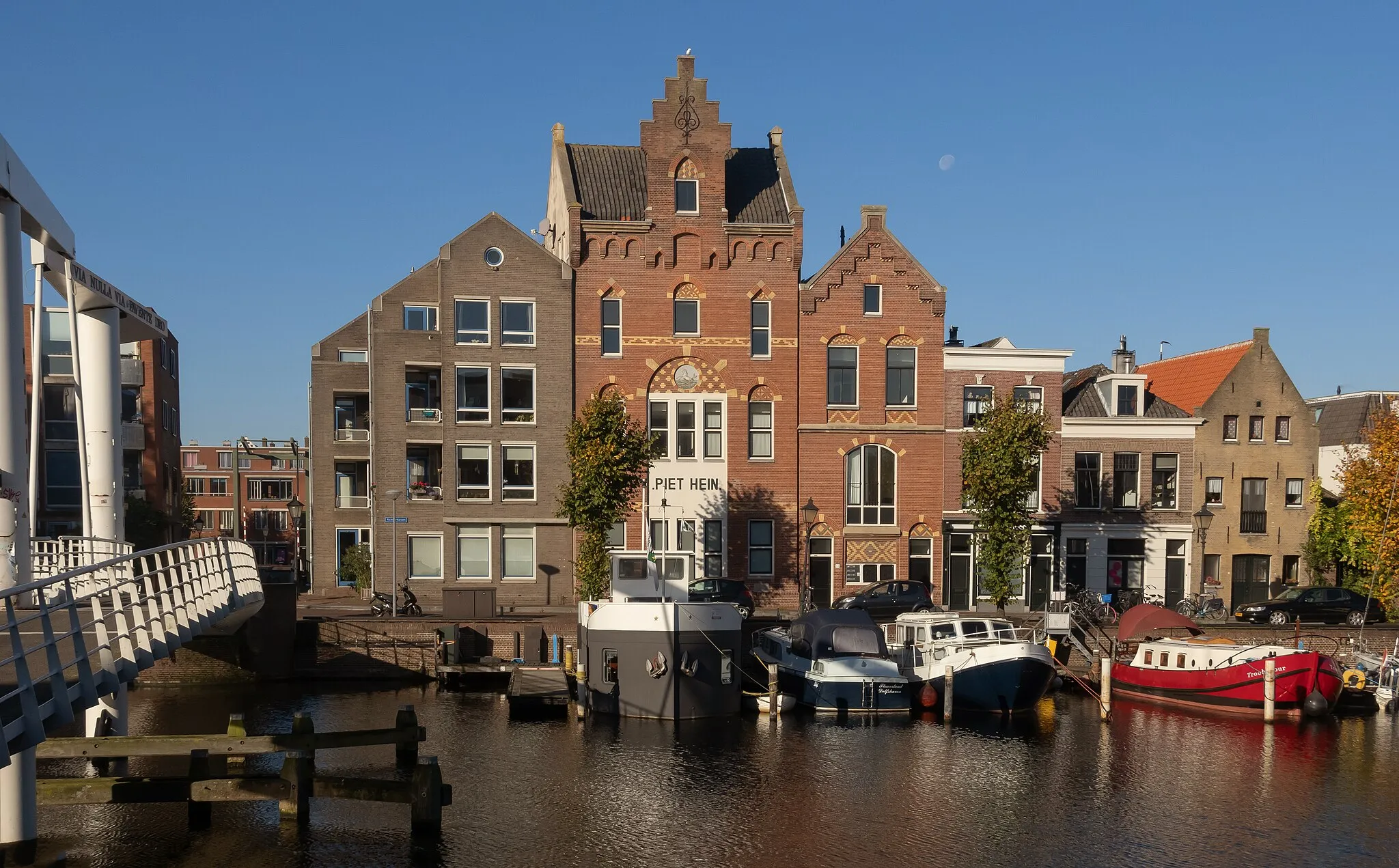 Photo showing: Rotterdam-Delfshaven, port (the Achterhaven) nar the bridge ( V.O.C.brug)