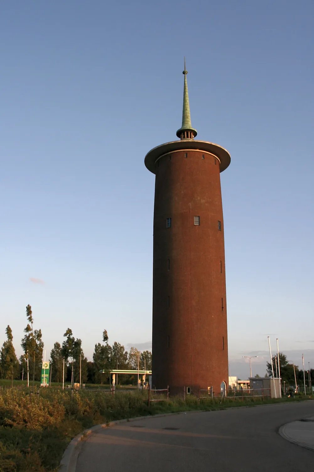 Photo showing: Dirksland: Watertoren in de late middagzon
