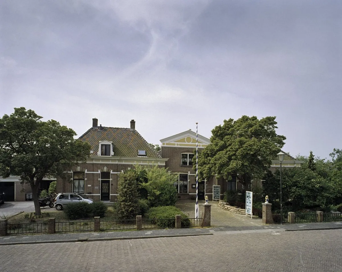 Photo showing: Raadhuis: Overzicht voorgevel Raadhuis en links de dokterswoning (opmerking: Gefotografeerd voor Monumenten In Nederland Zuid-Holland)