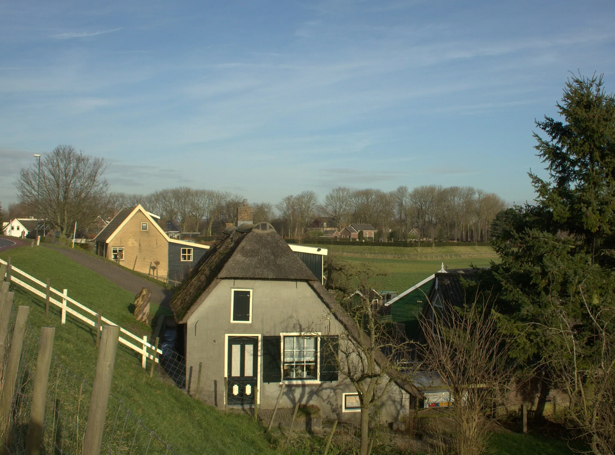 Photo showing: Buurtschap Gelkenes onder aan de Lekdijk bij Groot-Ammers.