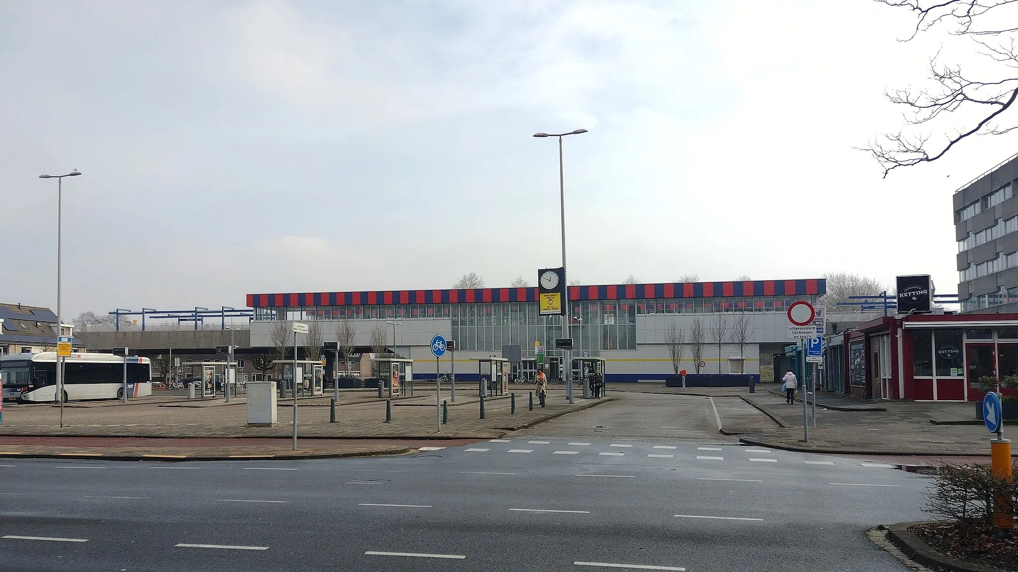 Photo showing: Front side of metro station Hoogvliet with the bus station in front of it.