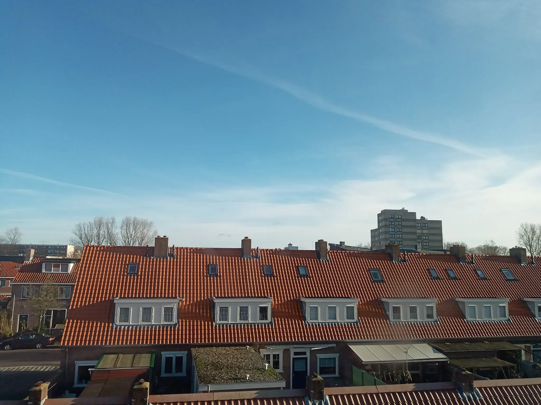 Photo showing: Overzicht verduurzaamde huizen aan de Joost Banckertstraat en Jan van Galenstraat, met een stukje J.B. Heemskerklaan, met in de verte links de flat Nassaudreef 78-220 en rechts de (hogere) flat Vijverhof aan de Piet Heinlaan.