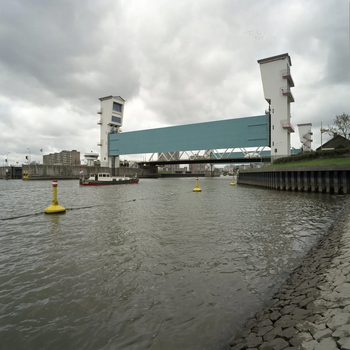 Photo showing: Stormvloedkering Hollandse IJssel - Grendel van Holland: Overzicht van de buitenzijde van de zuidelijke stalen stormvloedschuif met de betonnen heftoren