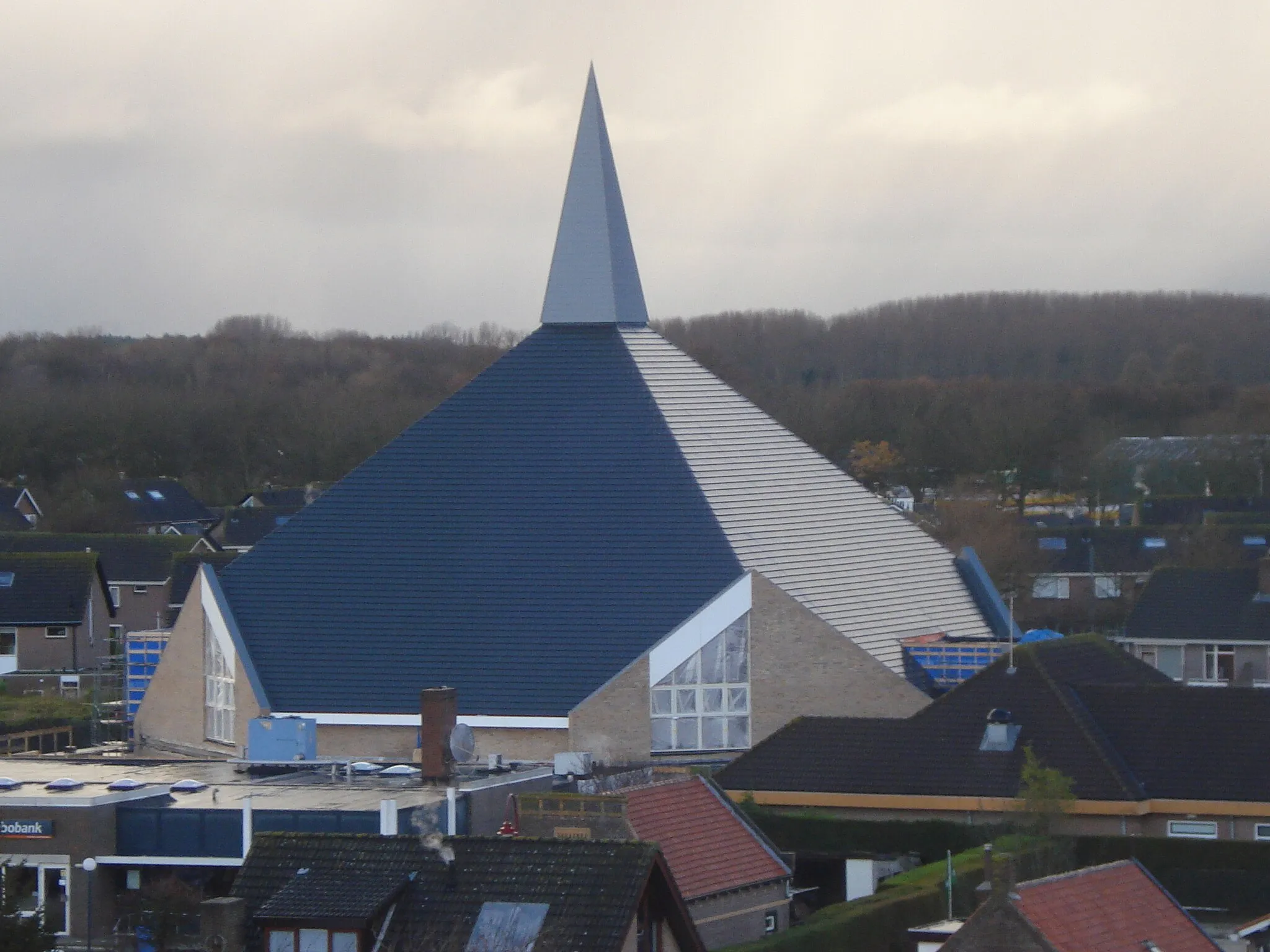 Photo showing: Zicht op een deel van de bovenkant van de Eben-Haëzerkerk (Ouddorp) in Ouddorp op Goeree-Overflakkee. Gezien vanaf de kerktoren van de Dorpskerk Sint Maarten (Ouddorp)