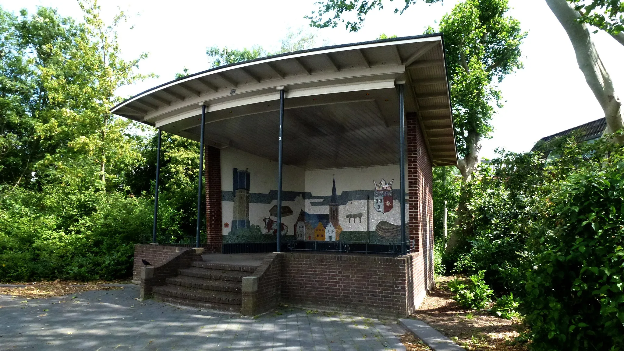 Photo showing: Muziektent, (Ouderkerk aan den IJssel) met mozaïeksteentjes, gemaakt door de Ouderkerkse Kunstenaarsgroep "Oogst voor Kunst" in 2014. Locatie: bij Kerkweg 12