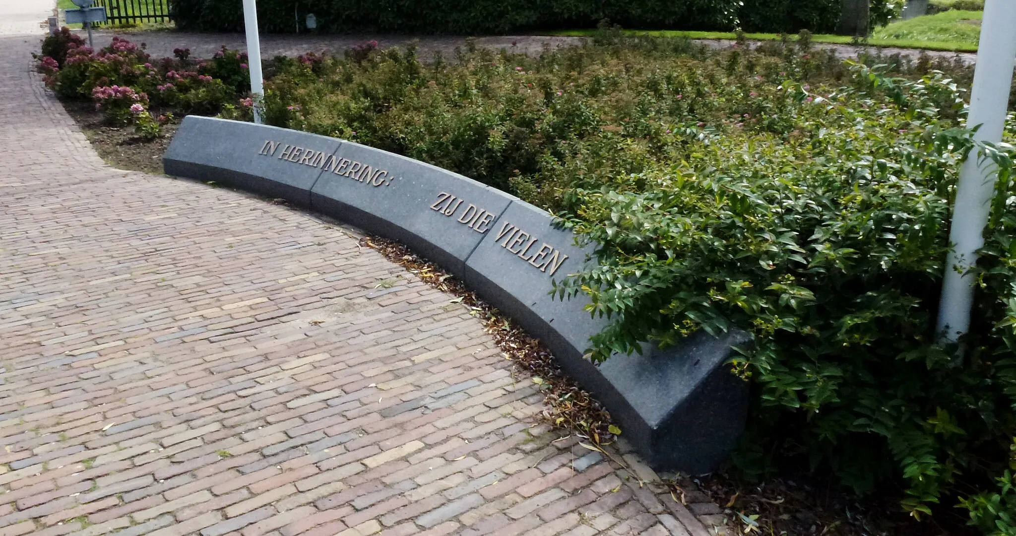 Photo showing: Begraafplaats, Ring 548, Pernis. Oorlogsmonument, stenen rand met tekst: 'IN HERINNERING: ZIJ DIE VIELEN