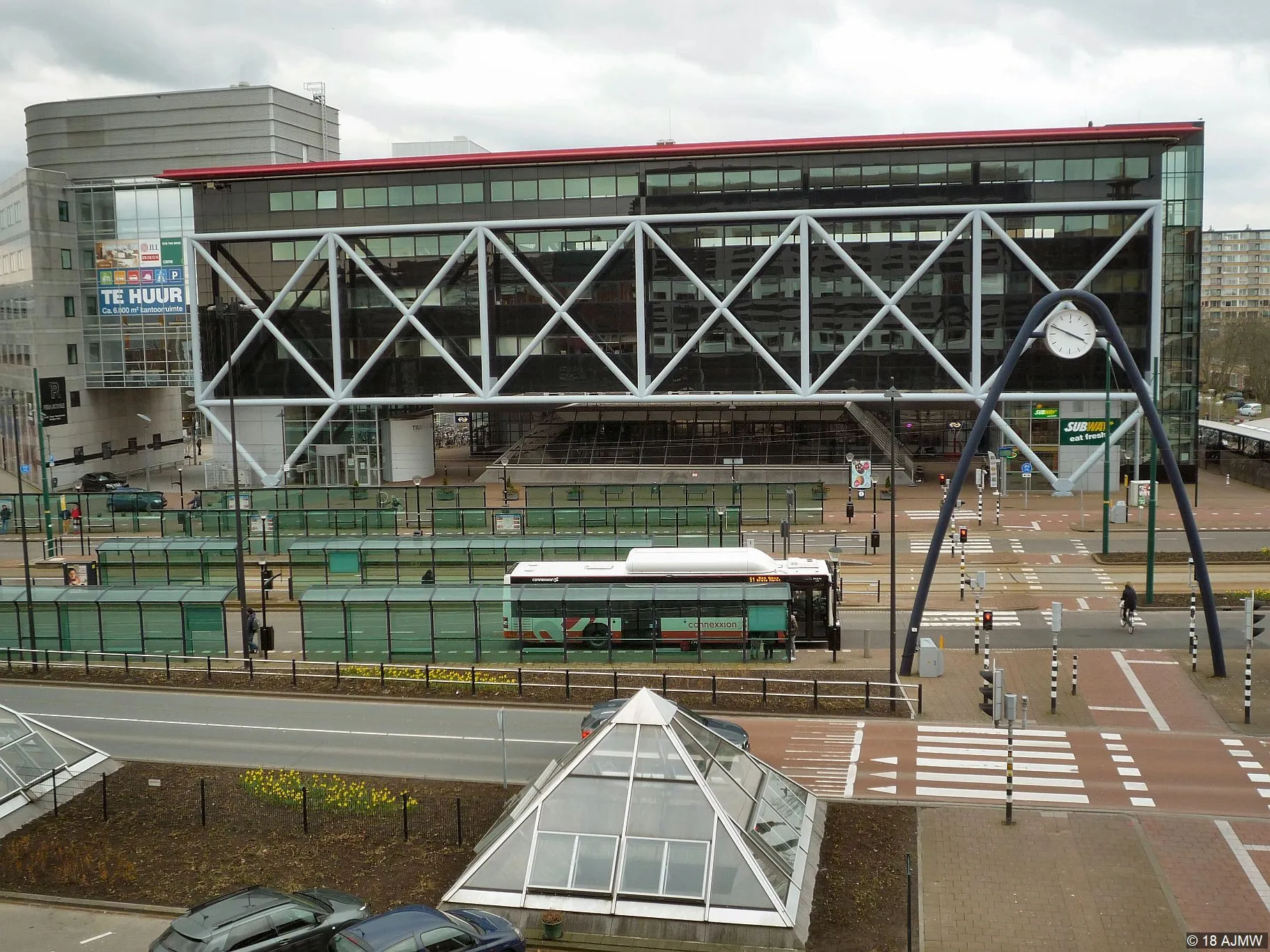 Photo showing: Station Rijswijk aan zijde Generaal Eisenhowerplein met bovengebouwd kantoorgebouw