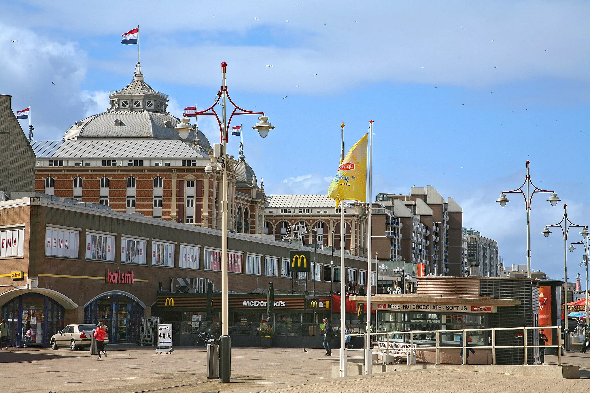 Photo showing: Beach promenade in the seaside resort Scheveningen, Netherlands.
