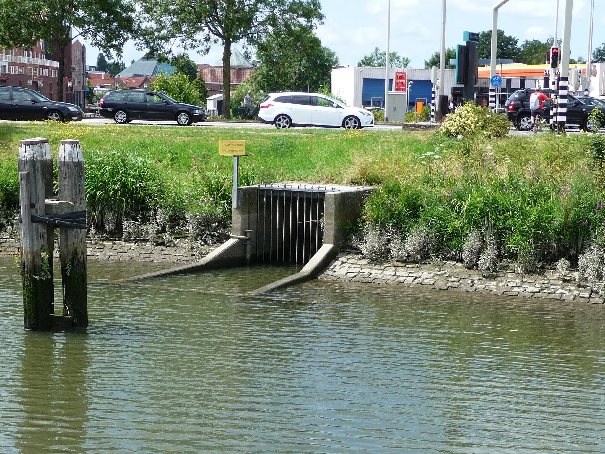 Photo showing: Outfall sluice, discharging-sluice, culvert.