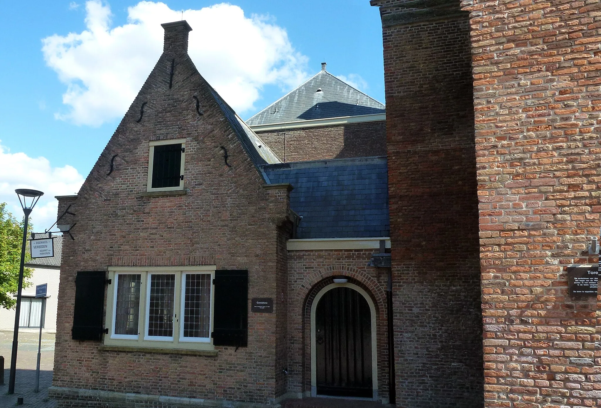 Photo showing: Hervormde Kerk, Strijen. Consistorie uit 1938-1939, gebouwd tijdens de restauratie van de kerk. De oude consistorie aan de Kerkstraatzijde werd afgebroken.