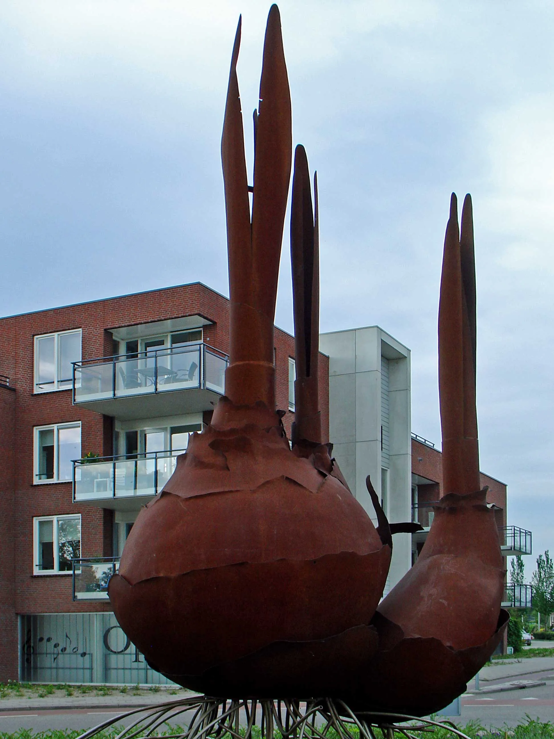 Photo showing: Moeder en kind, vergrote replica van een beeld van een volwassen en een jonge narcisbol, door Fons Versluijs gemaakt voor de Floriade in Zoetermeer in 1992, deze replica bevindt zich in Voorhout (gemeente Teylingen) op de Jacoba van Beierenweg