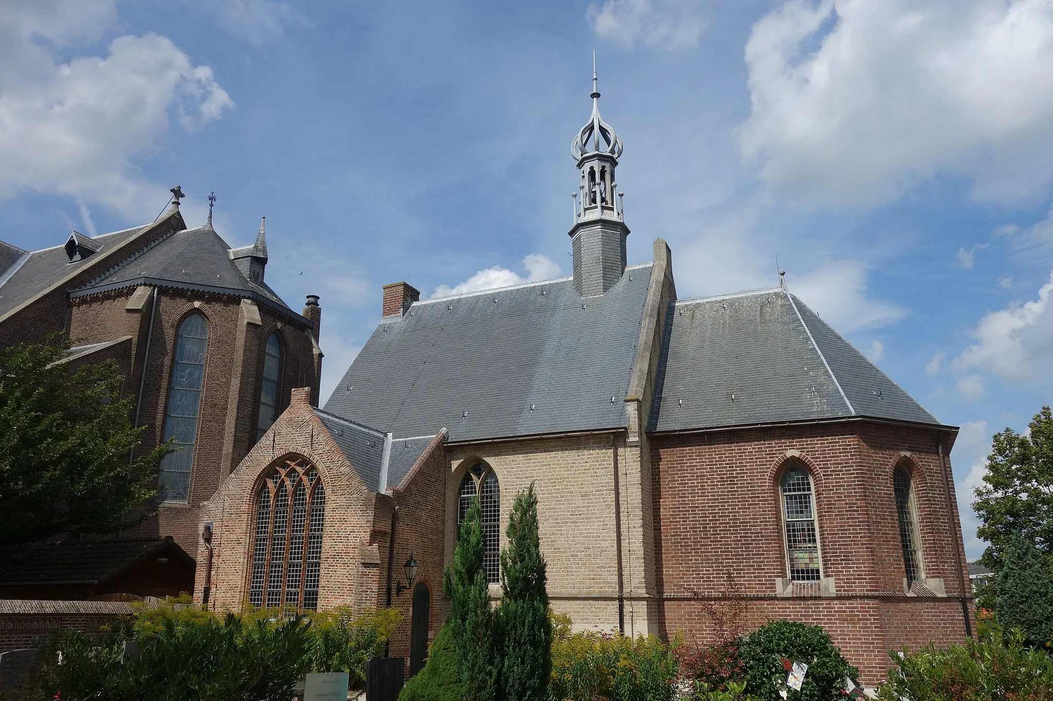 Photo showing: De Kleine Kerk van Voorthout gezien vanaf de begraafplaats ten zuiden van de kerk. Linksvoor in de uitbouw bevindt zich de consistoriekamer.