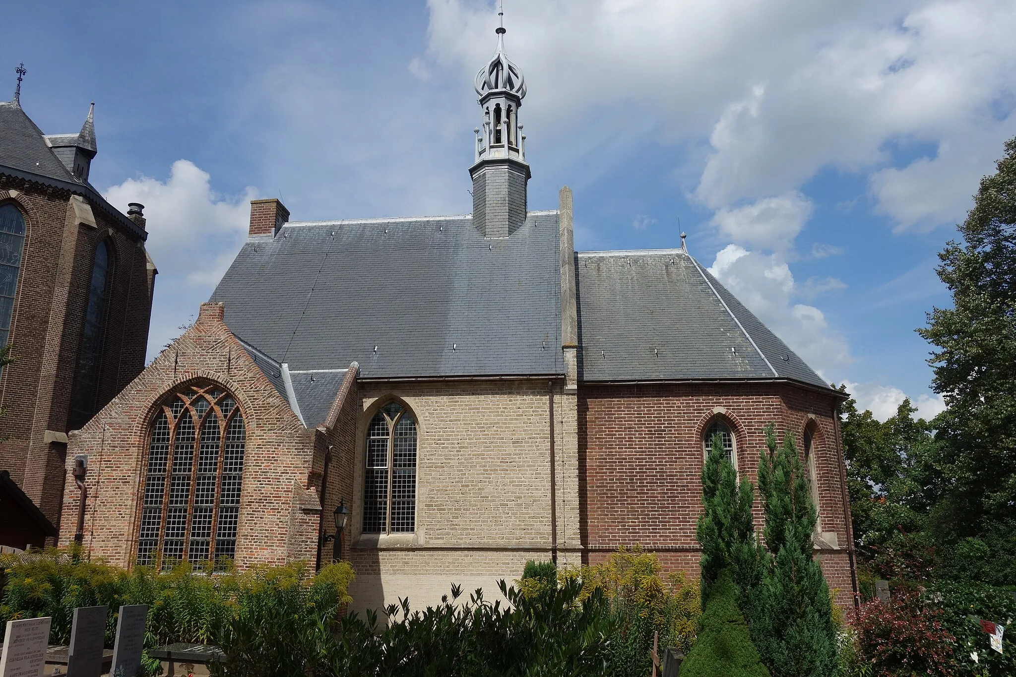 Photo showing: De Kleine Kerk van Voorthout gezien vanaf de begraafplaats ten zuiden van de kerk. Linksvoor in de uitbouw bevindt zich de consistoriekamer.
