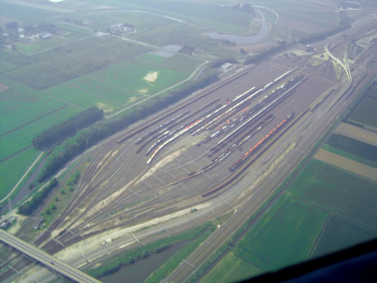 Photo showing: Classification yard Kijfhoek, The Netherlands, seen from 1,000 feet height. Hump is at right upper corner. Construction work for the Betuweroute almost finished at that time (2006).