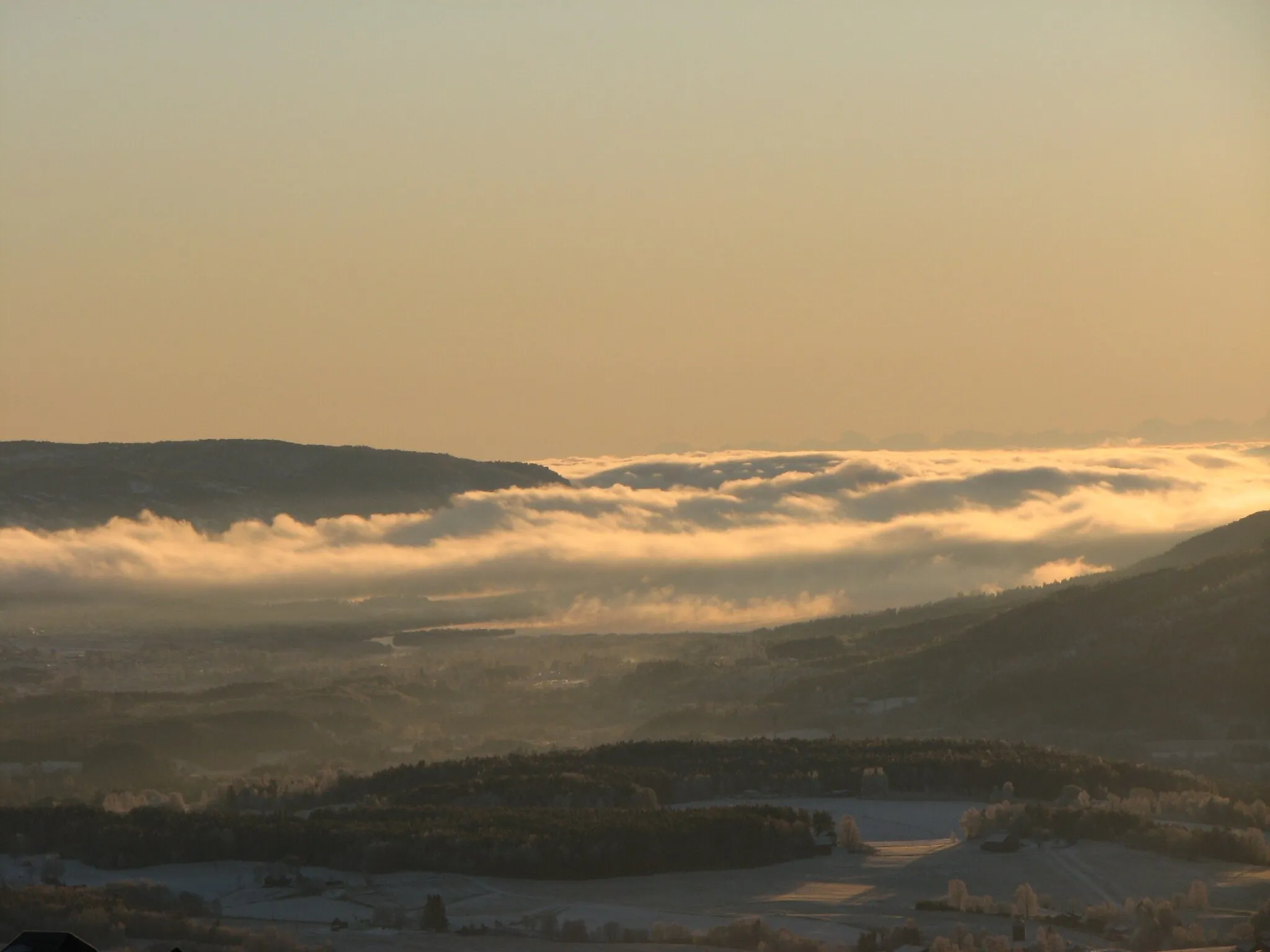 Photo showing: Tåke over Nordsjø, Bø, Telemark, Norge