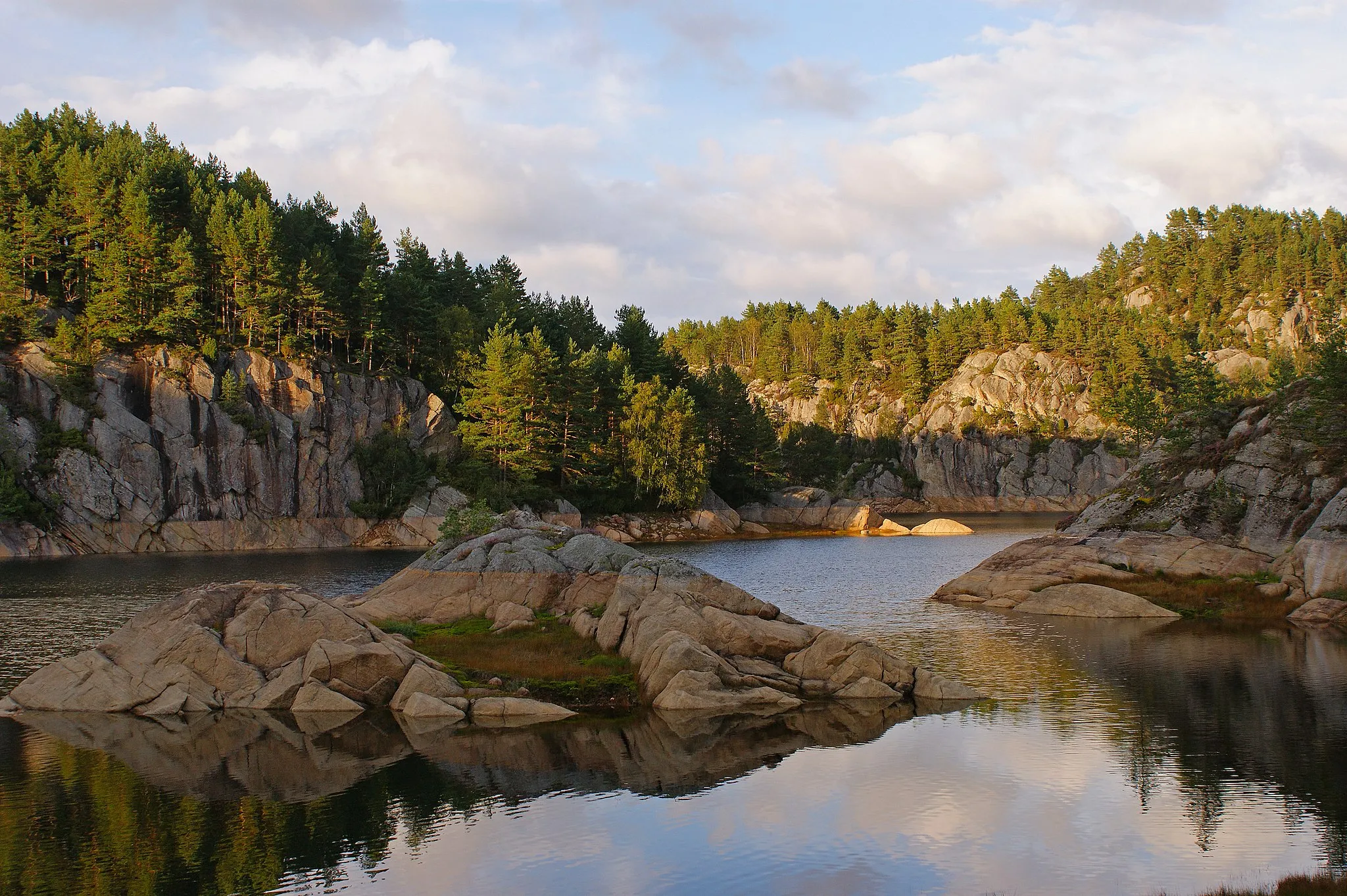 Photo showing: From Mjåvatn, Vest-Agder. The lake is dammed and used for hydro power production.