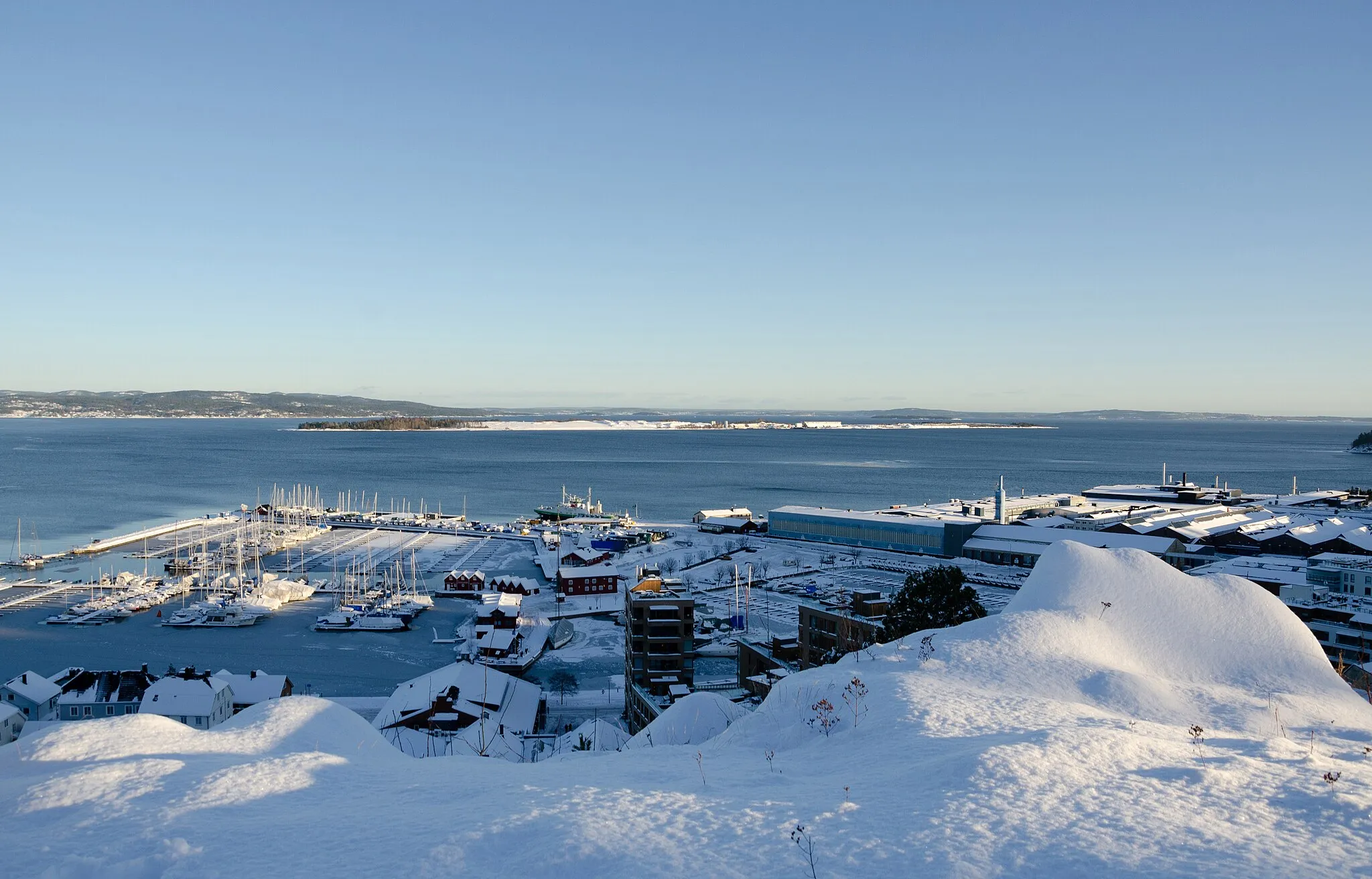 Photo showing: View of Holmestrand from the west, with Langøya (the Long Island) in the background.