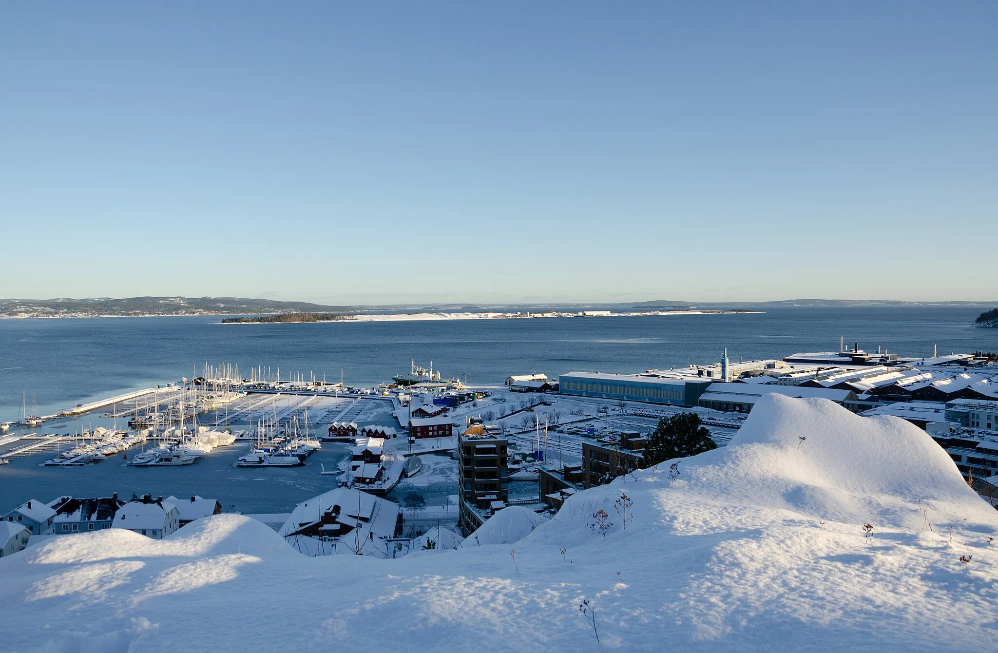 Photo showing: View of Holmestrand from the west, with Langøya (the Long Island) in the background.