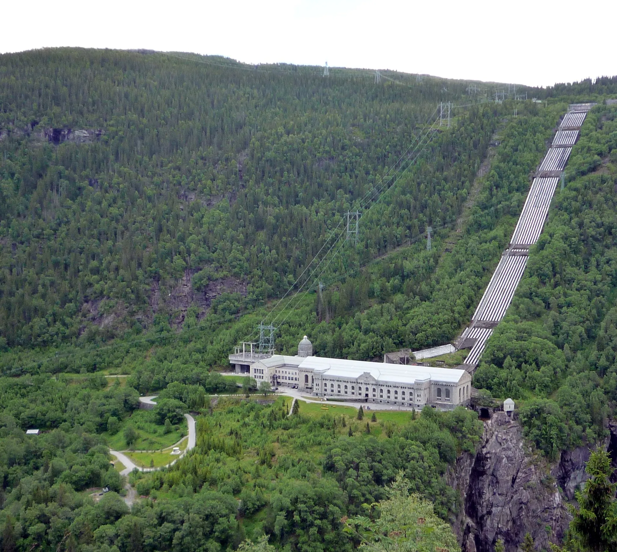 Photo showing: A classic view of the power station, from across the valley, almost as soon as it came into view.