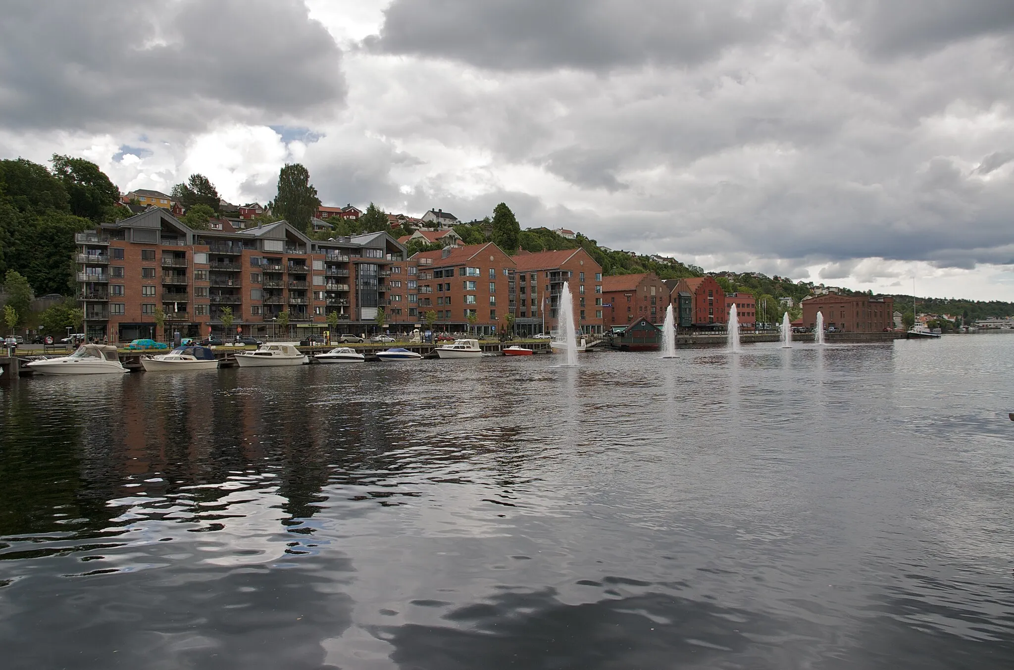 Photo showing: The harbour in the centre of Skien, Norway.