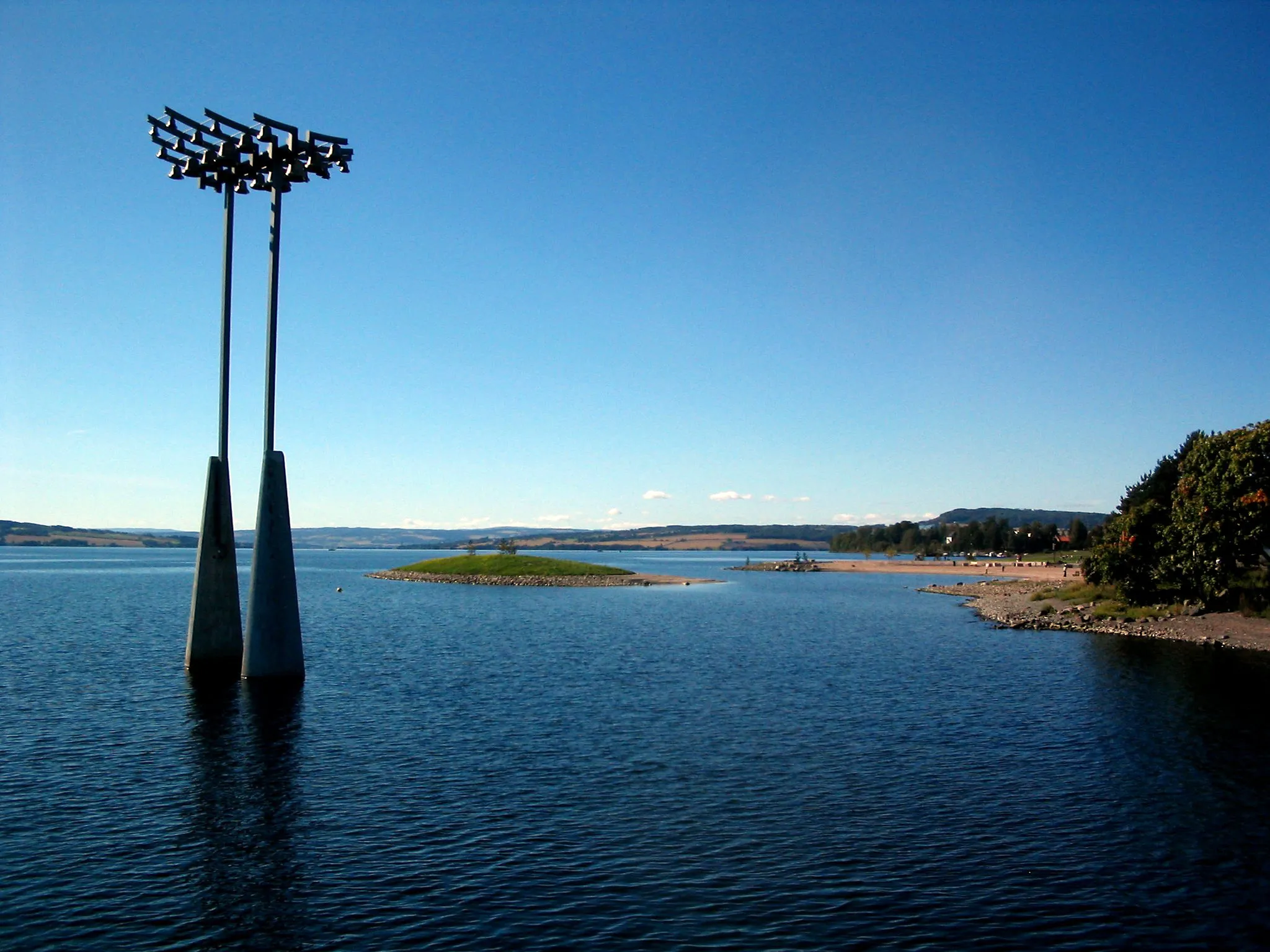 Photo showing: The clock tower and Koigen island in Lake Mjøsa, Norway.