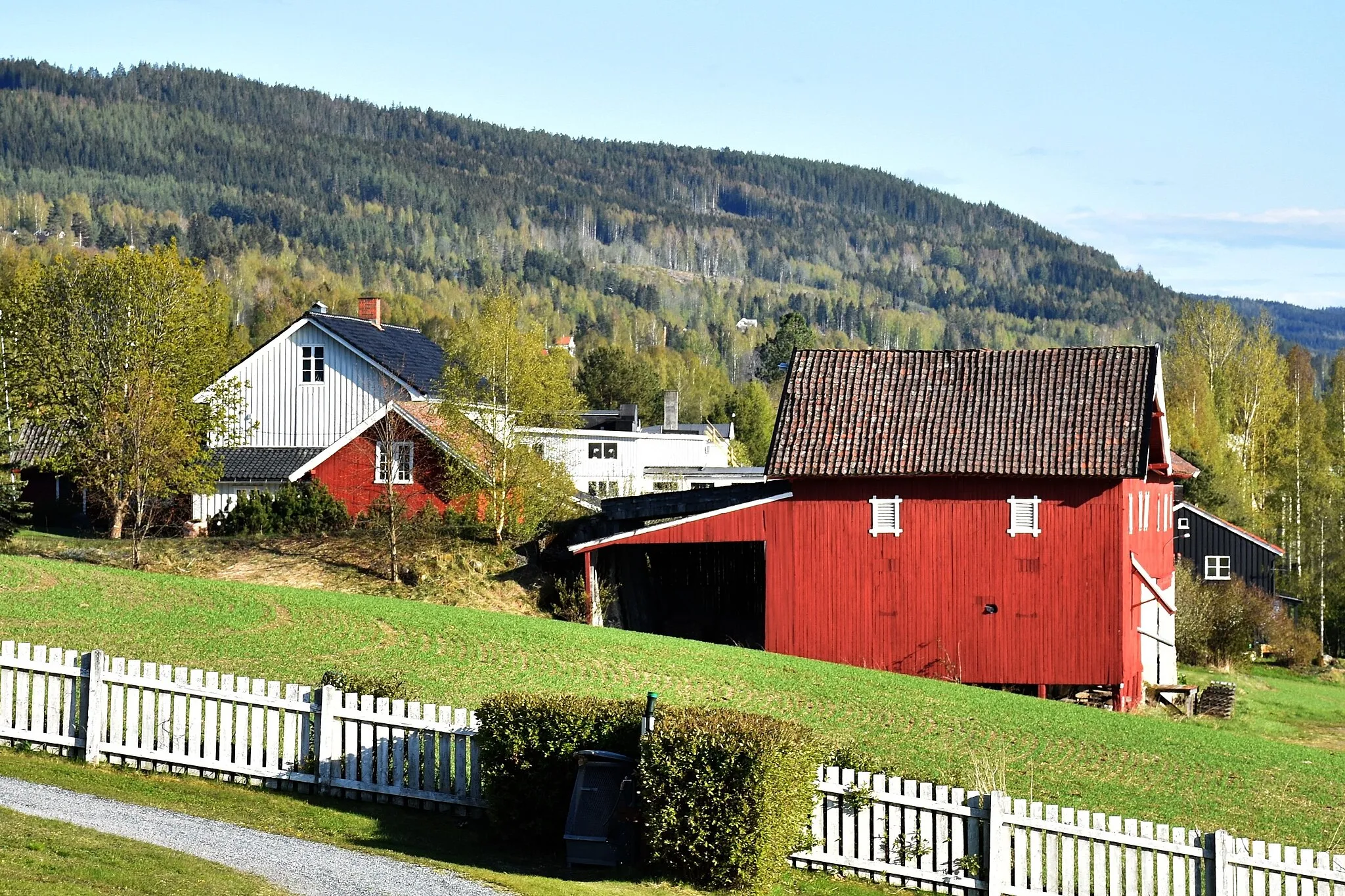 Photo showing: Søre Hov, sør for Hov kirke