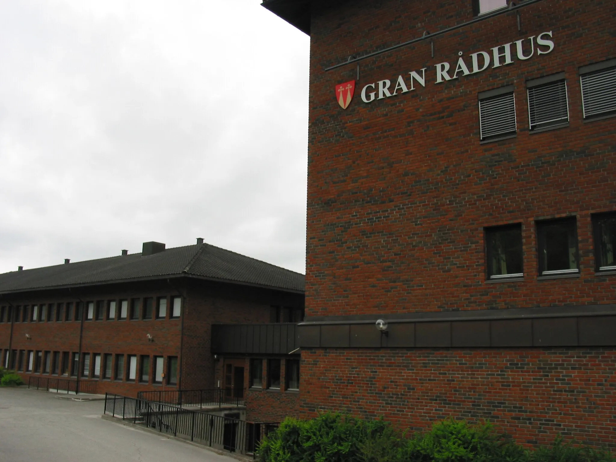 Photo showing: Gran town hall, in the village of Jaren. June 2008.