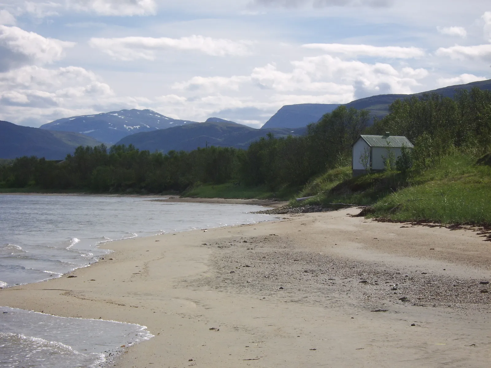 Photo showing: Beach at the community of w:Lakslev in the county of w:Finnmark in w:Norway