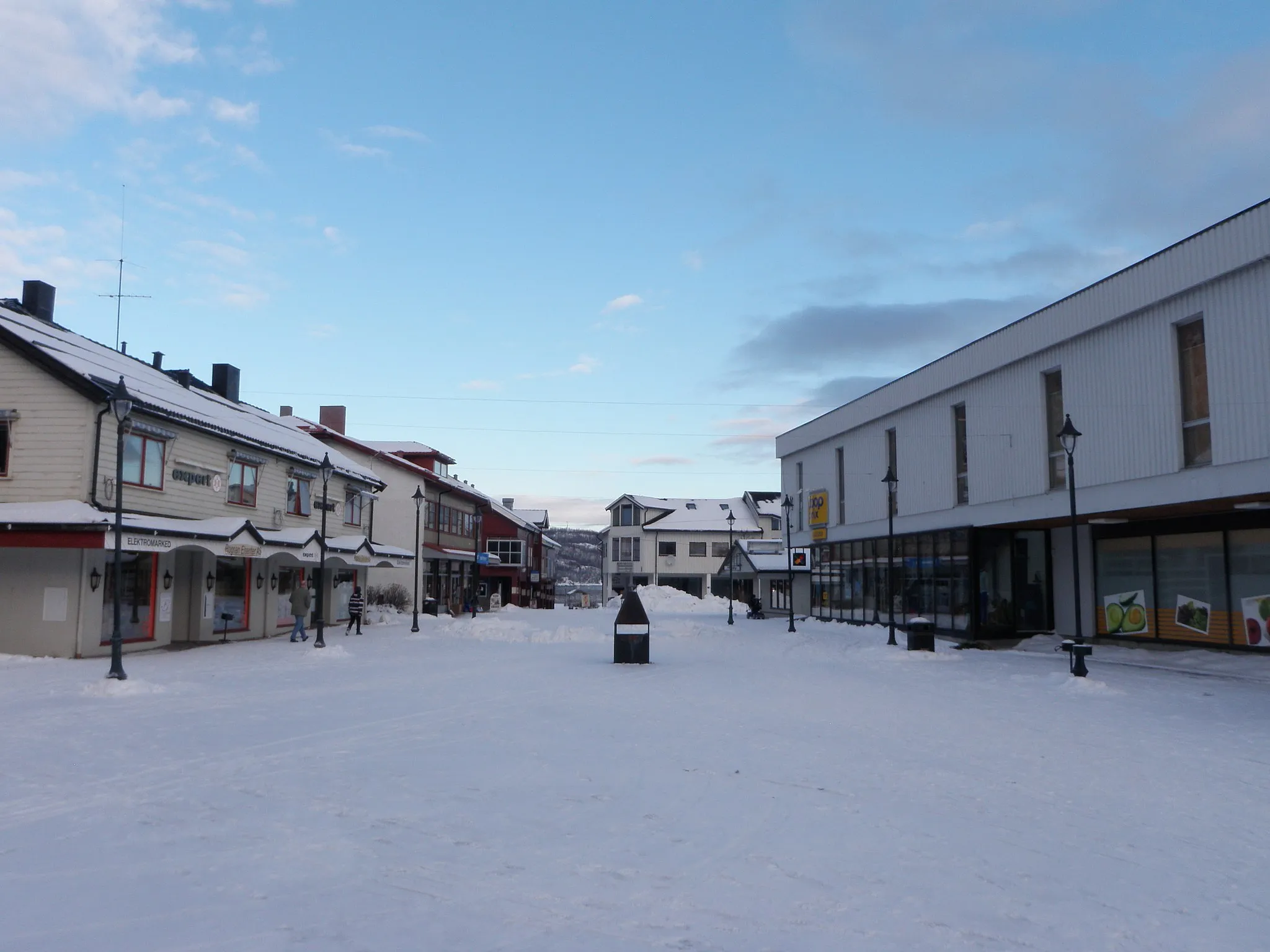 Photo showing: Pedestrian zone in the street Jernbanegata in the village of Rognan in Saltdal, Nordland, Norway.