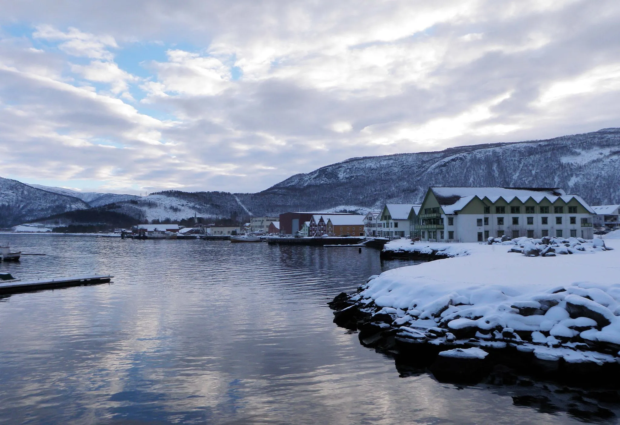 Photo showing: The harbour area of the village of Rognan in Saltdal, Nordland, Norway.