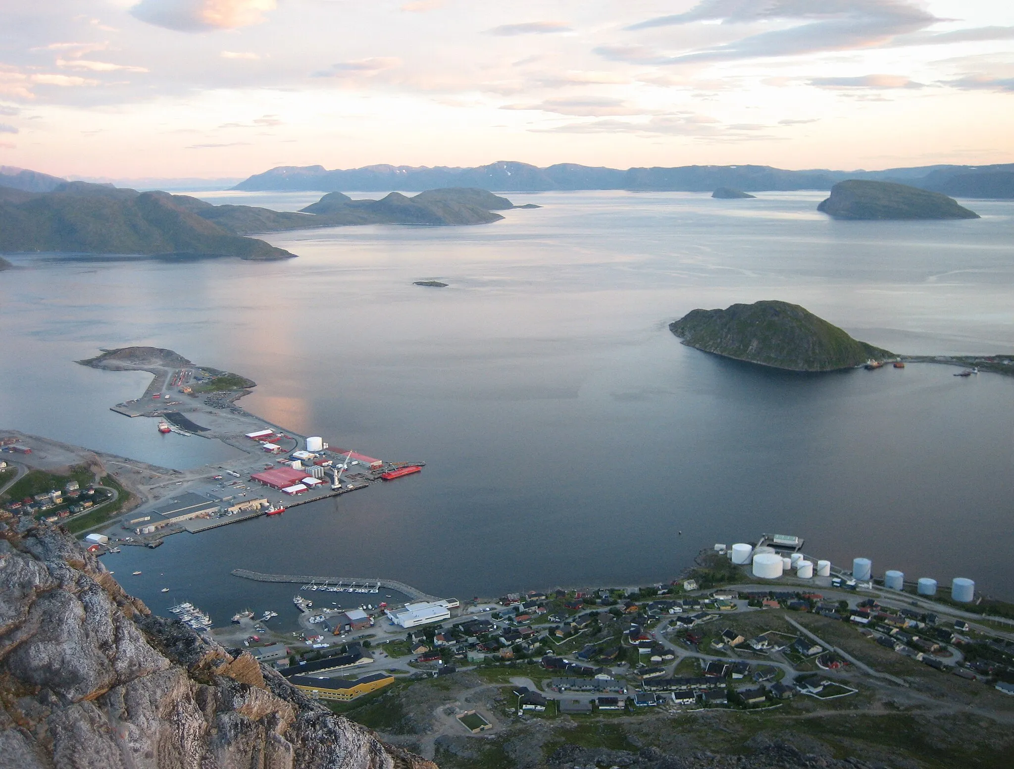 Photo showing: Photo of en:Rypefjord harbor area, taken by me 02.27 AM 30 July, 2007. Manxruler 01:24, 2 October 2007 (UTC)