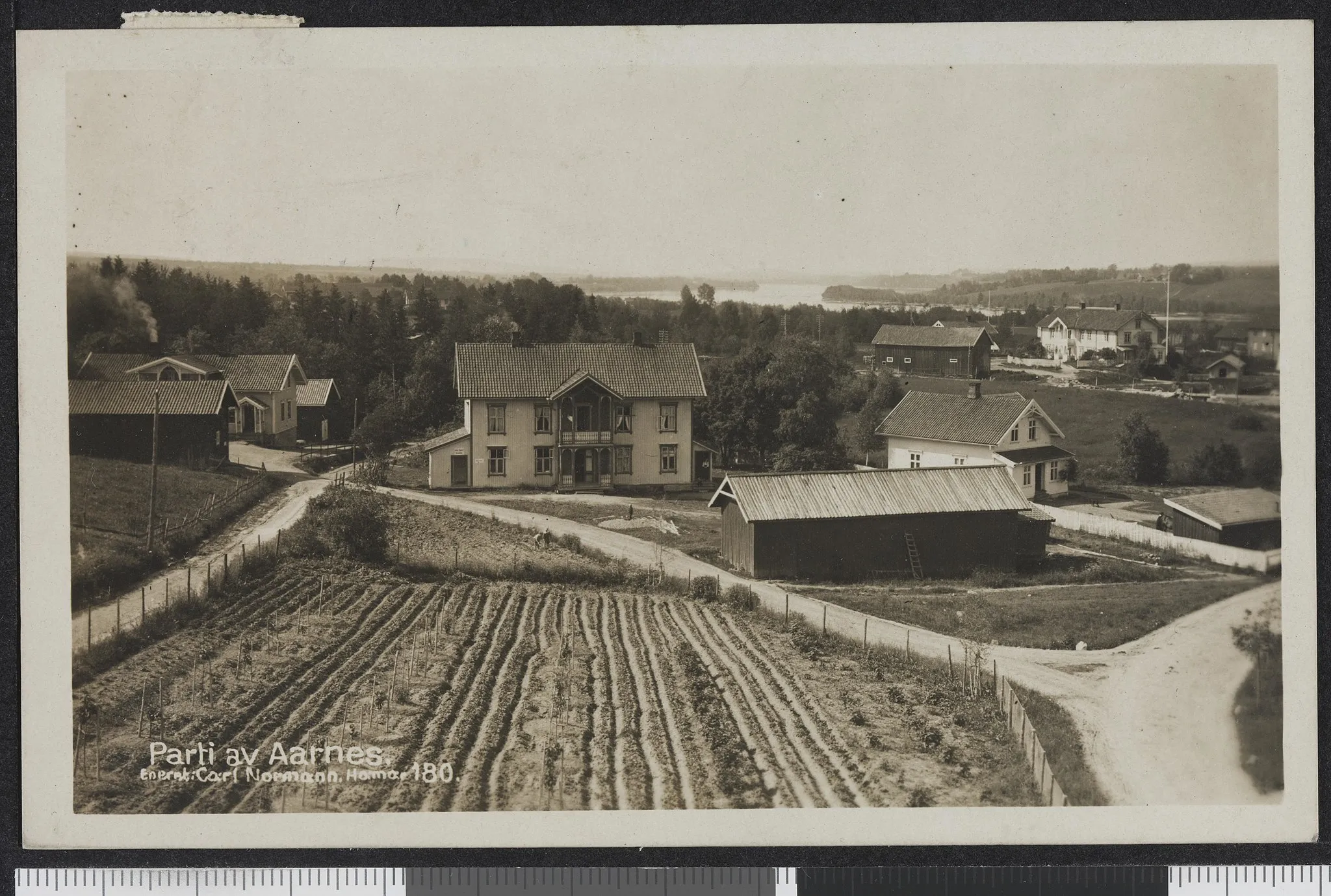 Photo showing: Bildet er hentet fra Nasjonalbibliotekets bildesamling
Årnes, Nes, Akershus