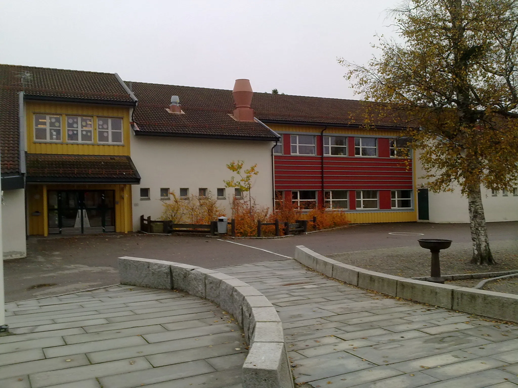 Photo showing: Hovedinngangen på Åsgård skole