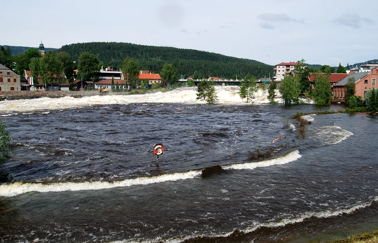 Photo showing: Numedalslågen in flood through Kongsberg, july 2007.