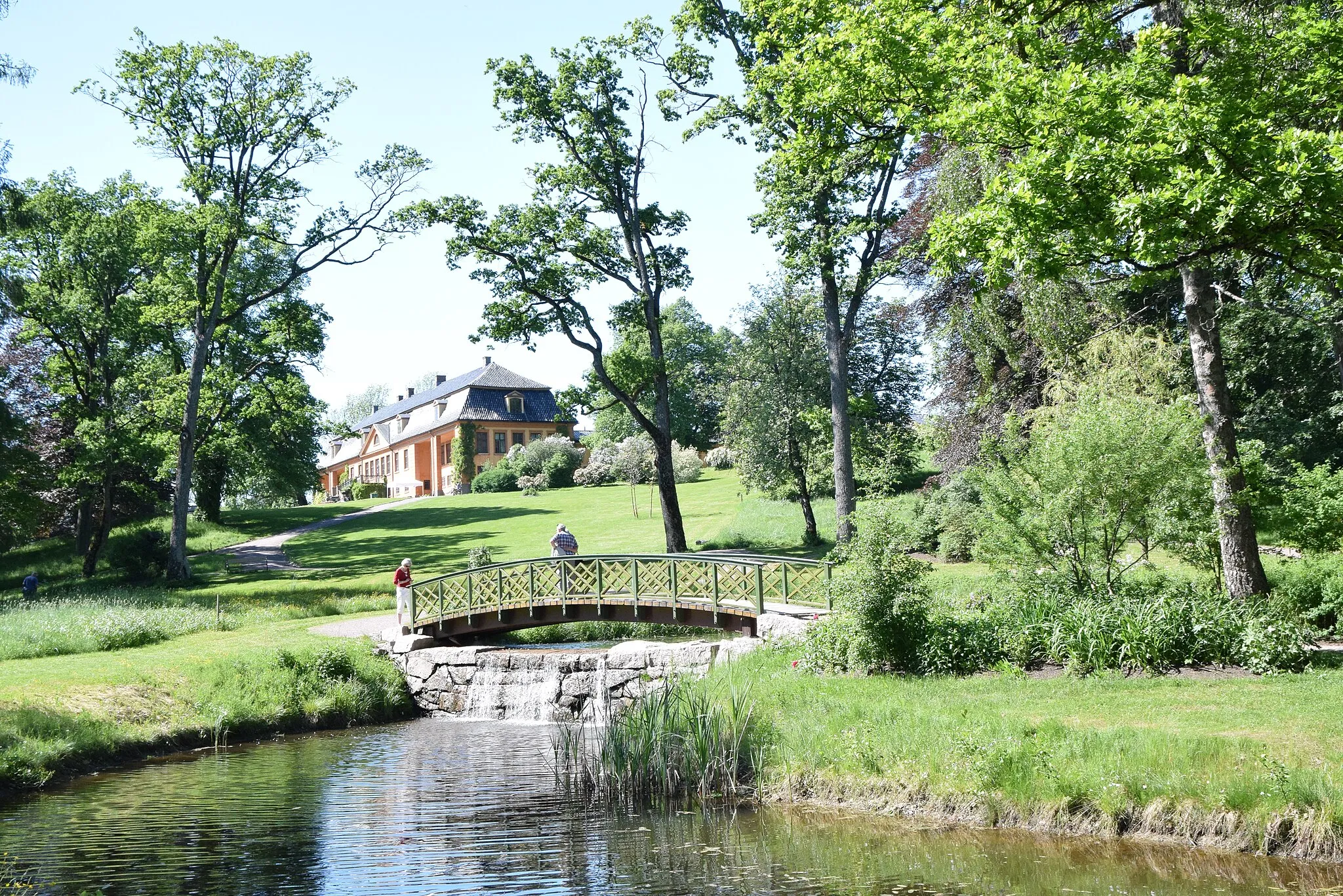 Photo showing: Bogstad gård, hagen, dammen med bru