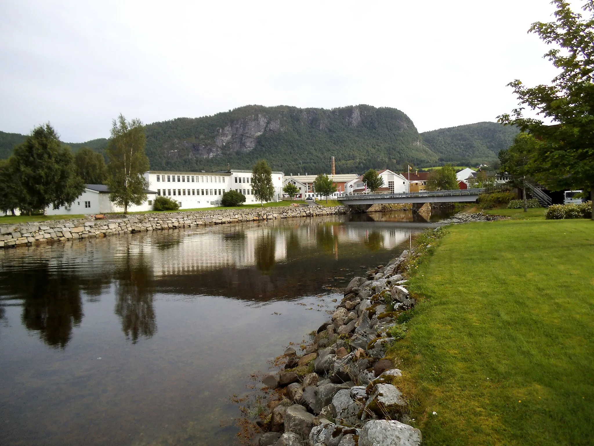 Photo showing: Kyrksæterøra sentrum. Rådhuset i venstre halvdel av bilde.