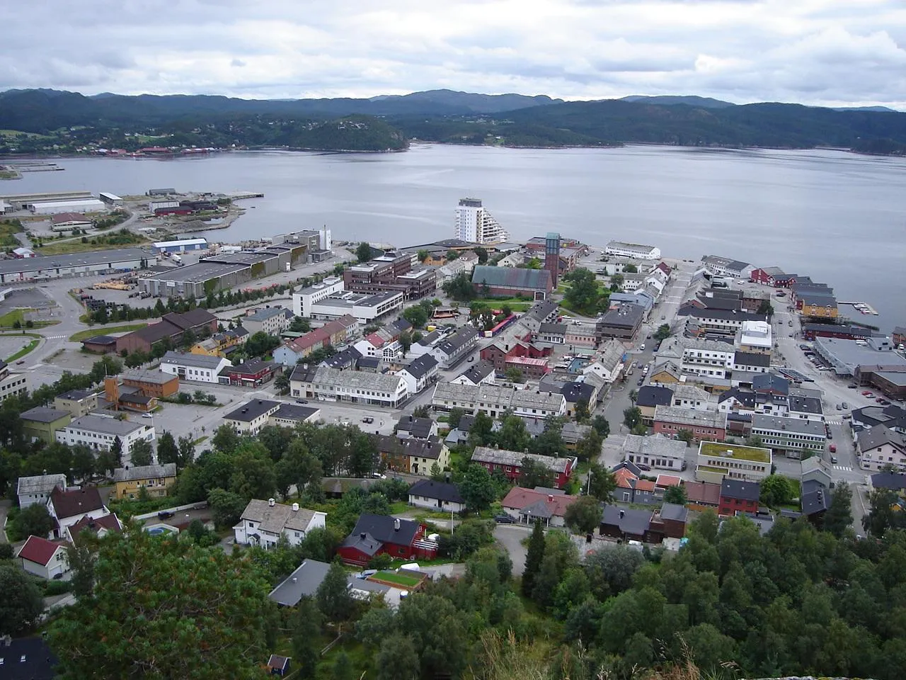 Photo showing: View of Namsos from a mountain. Taken by Sven McCullough, August 2005.