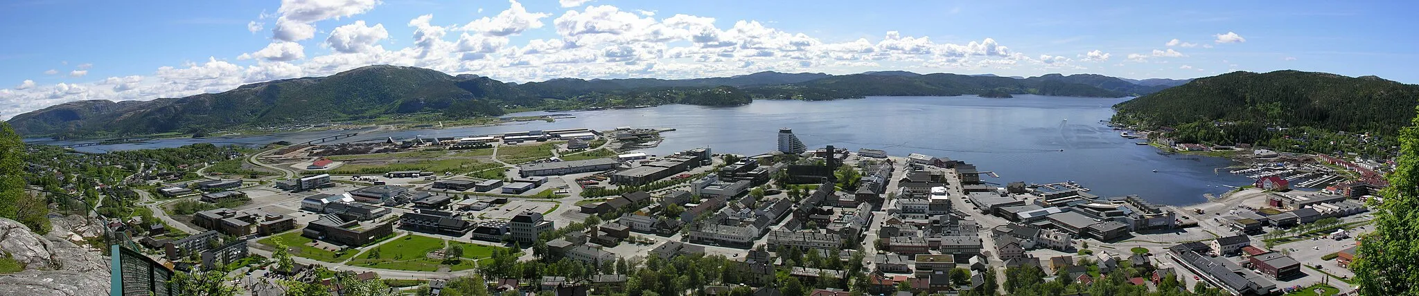 Photo showing: Panorama av Namsos Sentrum tatt fra byfjellet Klompen 28 mai 2006.

Foto: Geir Tore Mjønes
