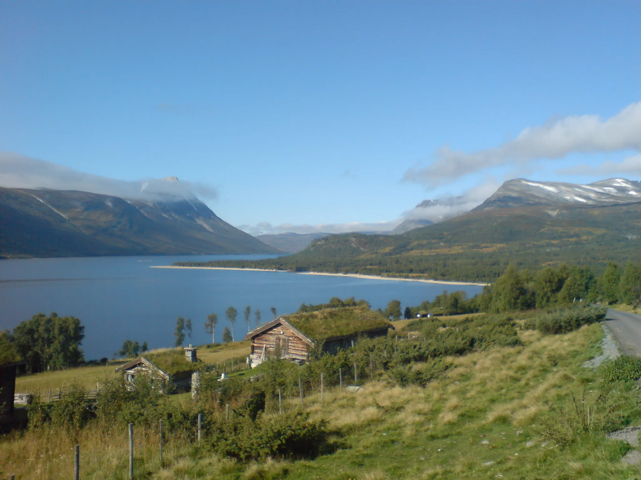 Photo showing: Scenic view; Trollheimen, Gjevilvassdalen, Rolvsjord mountain dairy farm