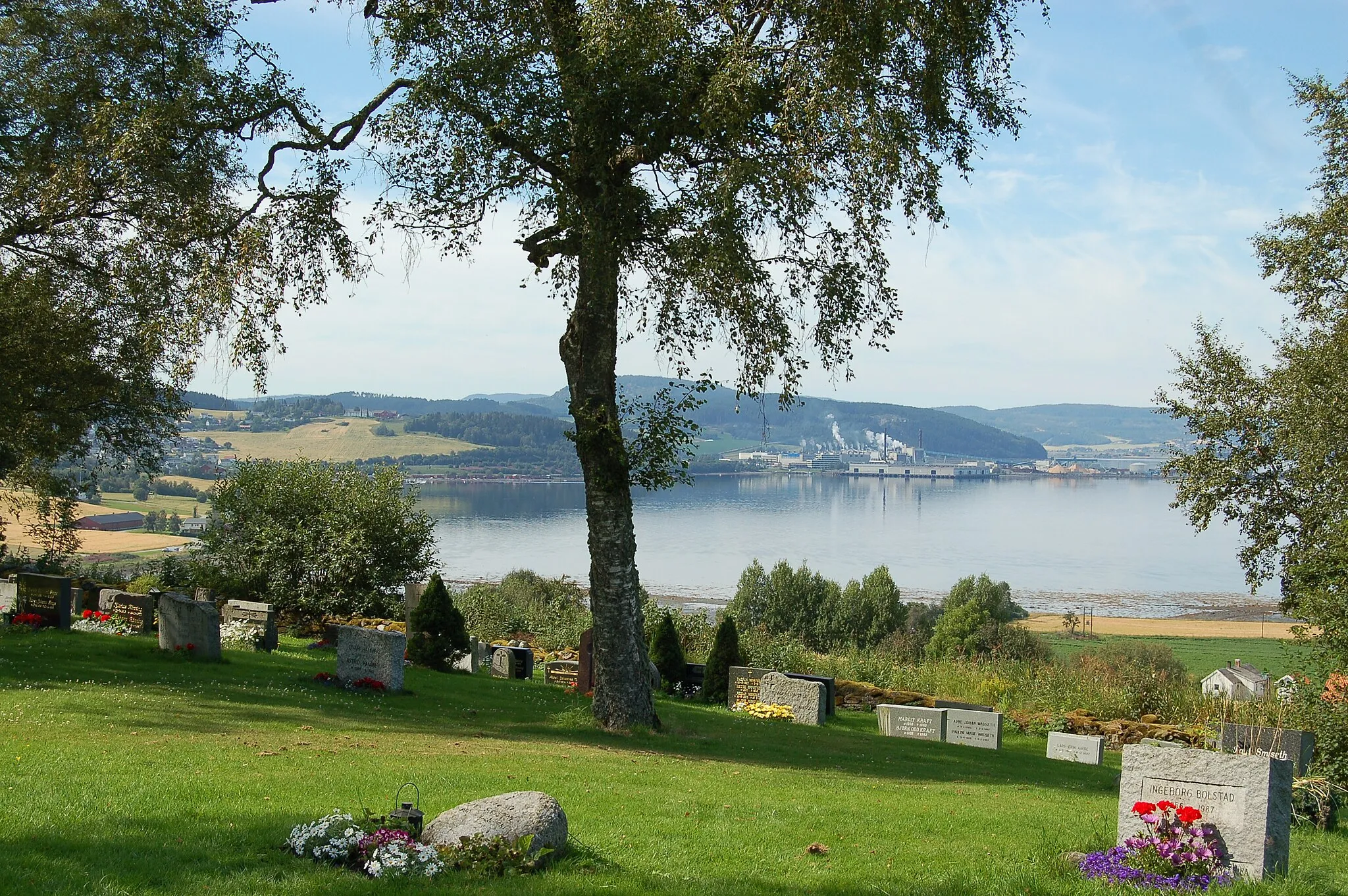 Photo showing: Utsikt fra Alstadhaug kirkegård mot Norske Skog.
