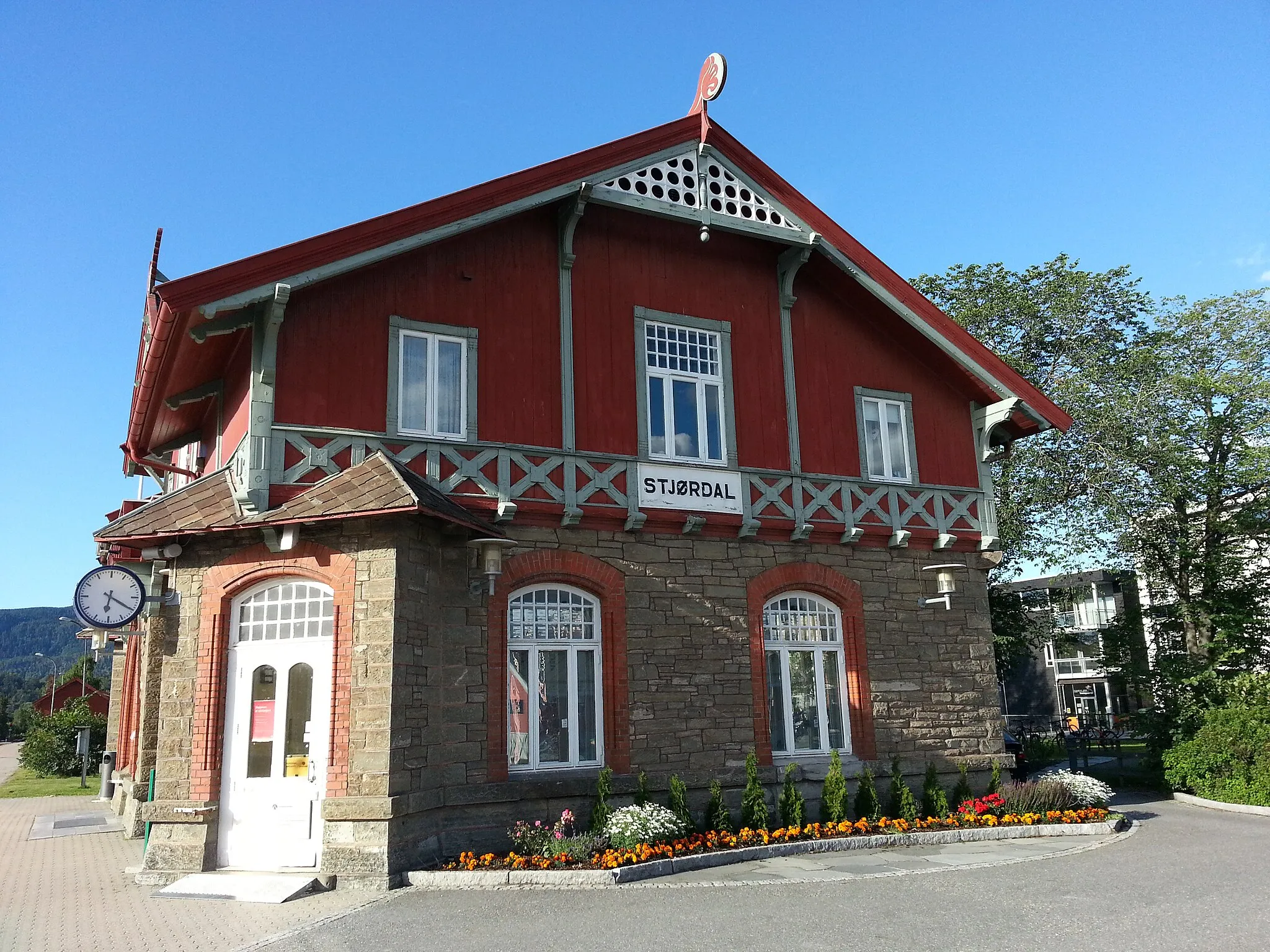 Photo showing: Main building of railroad station Stjordal (near Trondheim Airport - Norway)