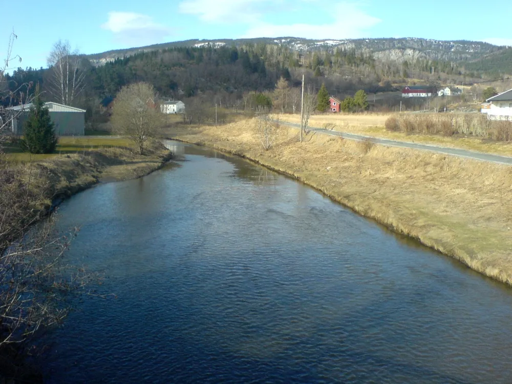 Photo showing: Gråelva in Stjørdal, Norway. The picture is taken from a brigde, not far away from the river's outlet at Stjørdalshalsen.