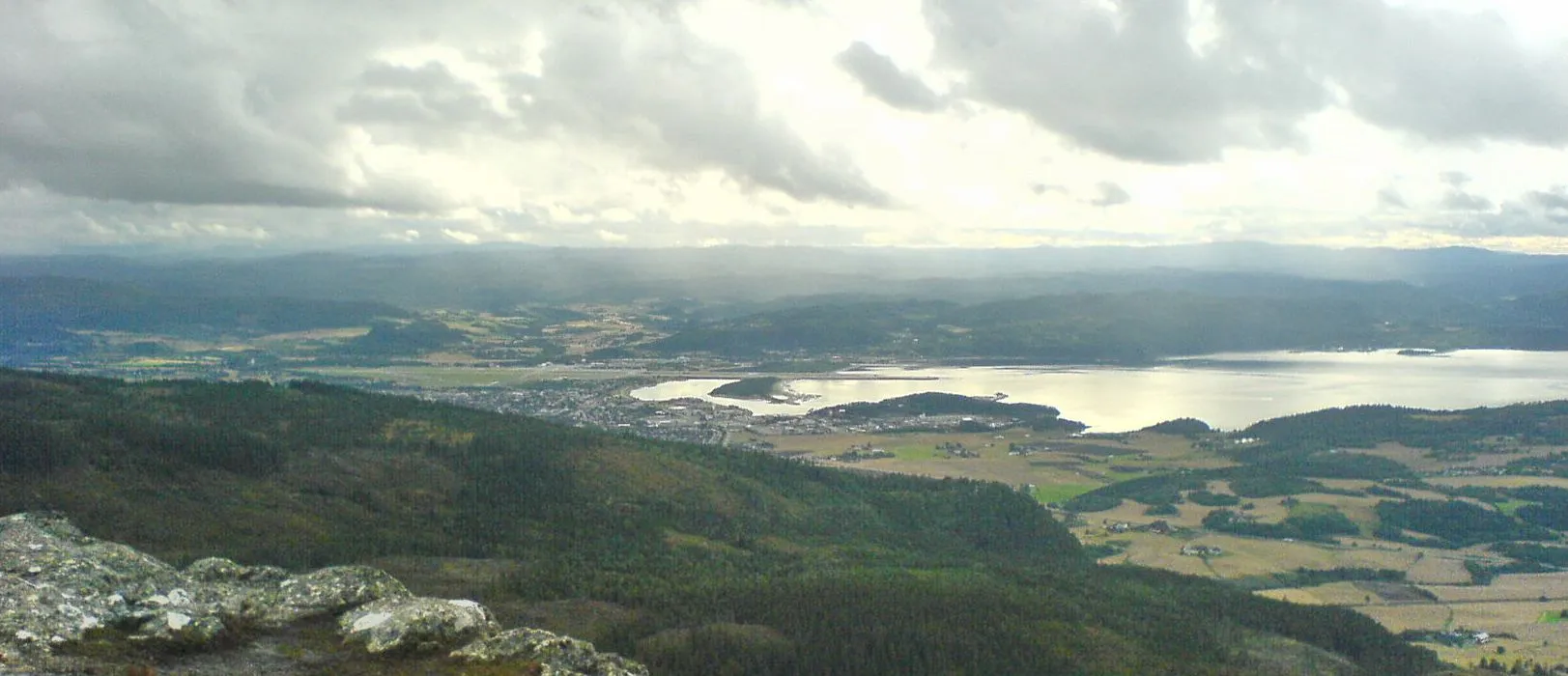Photo showing: Stjørdal seen from Forbordsfjellet. Cropped version of File:Stjoerdal.JPG.